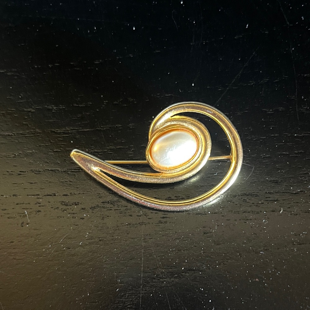 Vintage Gold Swoosh Brooch with large faux pearl